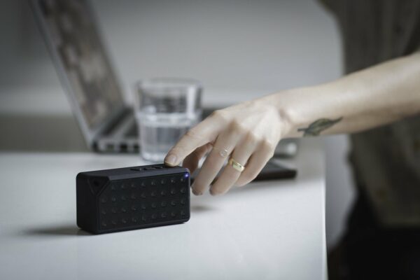 Laptop und Smartphone mit Bluetooth Lautsprecher verbunden Laptop und Smartphone mit Bluetooth Lautsprecher verbunden