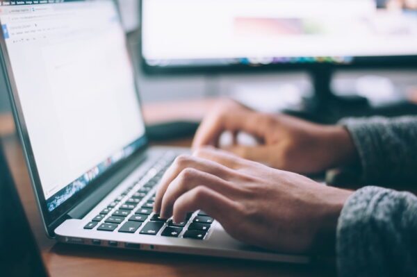 Gebrauchte Microsoft Office Lizenzen nutzen – So geht’s! Person arbeitet am Laptop mit gebrauchter Microsoft Office Lizenz.
