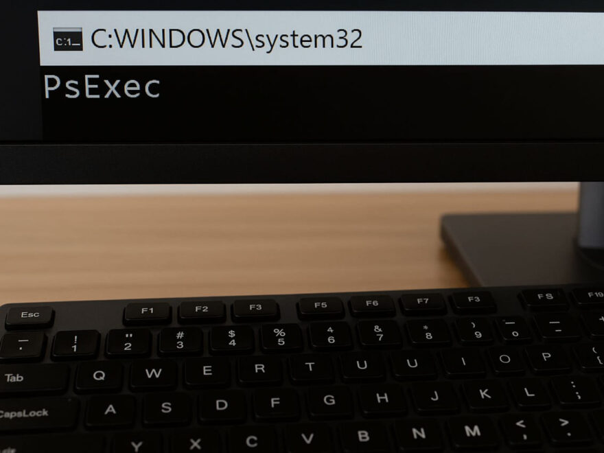 PSExec geöffnet im Windows-System32-Verzeichnis auf einem Monitor