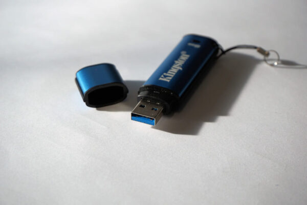 USB-Stick im Detail – praktische mobile Speicherlösung Blauer USB-Stick von Kingston mit abgenommener Schutzkappe auf hellem Untergrund