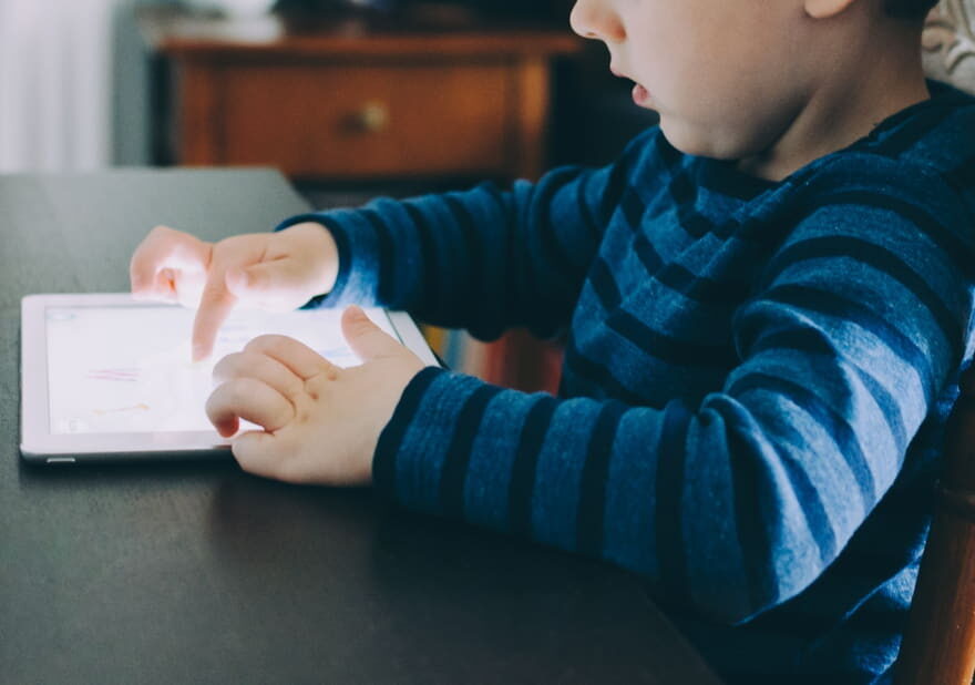 bildschirmzeit kind tablet Kind nutzt Tablet – Symbolbild für Bildschirmzeit im Alltag