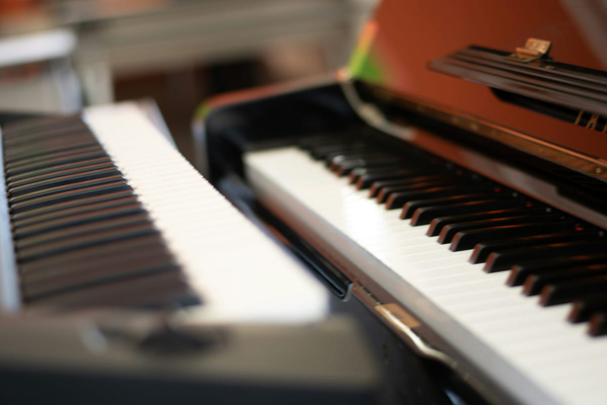 Modernes elektrisches Piano in Nahaufnahme mit schwarz-weißen Tasten